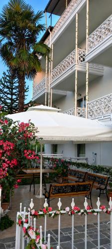 Ronzi Apartments in Kamena Vourla