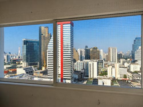 High Floor 2BR 1Bath Near BTS Night Market 5PAX - image 13