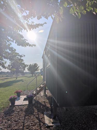 The Eyrie - Scenic Plankbridge Shepherds Hut Retreat in Thorpe-Le-Soken