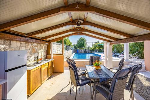 Holiday House Nives with pool and playground in Orihi