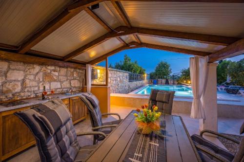 Holiday House Nives with pool and playground in Orihi