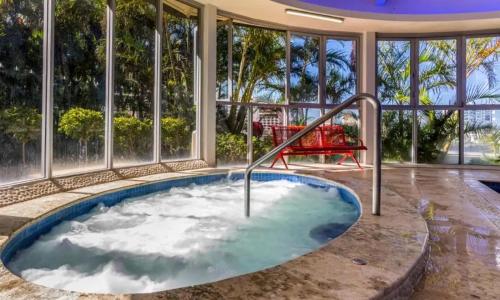 Level 30 Renovated Apt with Hot Tub & Netflix