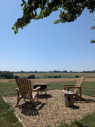 The Eyrie - Scenic Plankbridge Shepherds Hut Retreat in Thorpe-Le-Soken