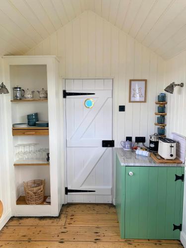 The Leveret's Lookout - Vintage Original Shepherd's Hut in Thorpe-Le-Soken