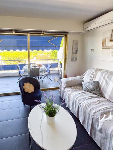 Cozy studio, terrace near beaches, Cannes in Mandelieu-la-Napoule Center