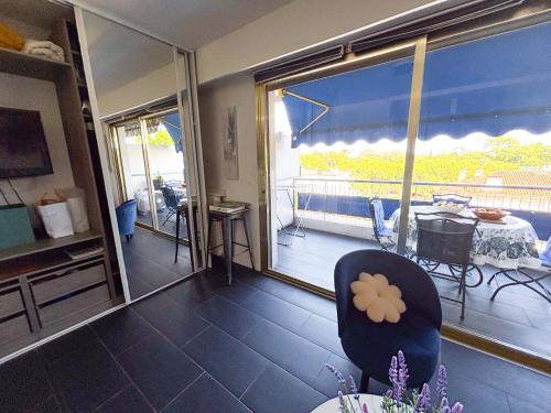 Cozy studio, terrace near beaches, Cannes in Mandelieu-la-Napoule Center