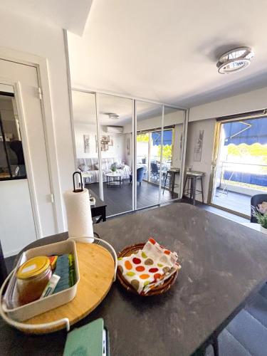 Cozy studio, terrace near beaches, Cannes in Mandelieu-la-Napoule Center