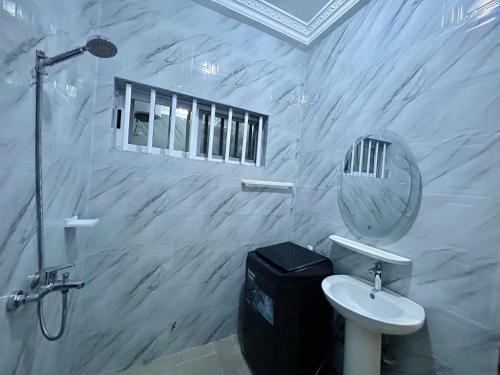 Bel appartement moderne de 3 chambres à Cotonou - image 2