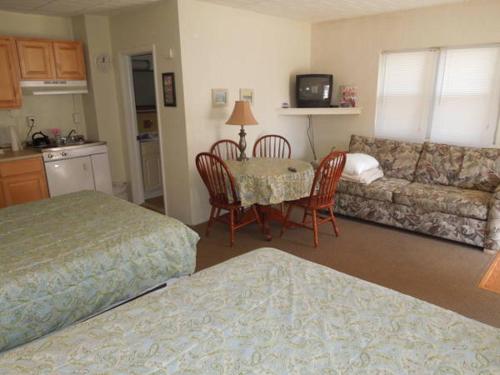 2 queen beds, 1 sofa bed