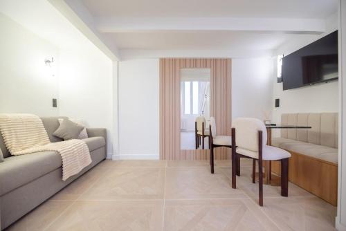 Cosy Flat by Quai d'Orsay, near Eiffel Tower