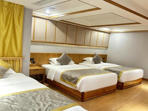 3 double beds