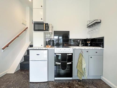 Kitchen, Primrose Cottage - Uk51766 in Stape