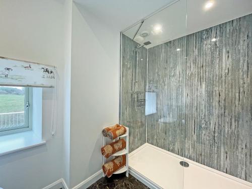 Shower, Primrose Cottage - Uk51766 in Stape