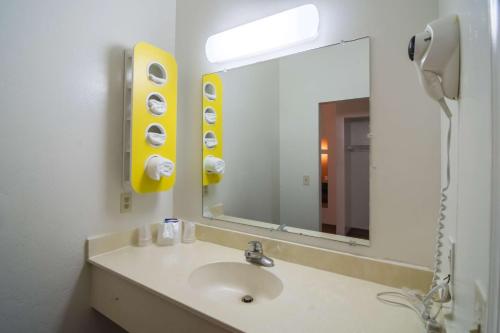 Americas Best Value Inn Globe AZ Room Type - Room, 1 King Bed, Non Smoking