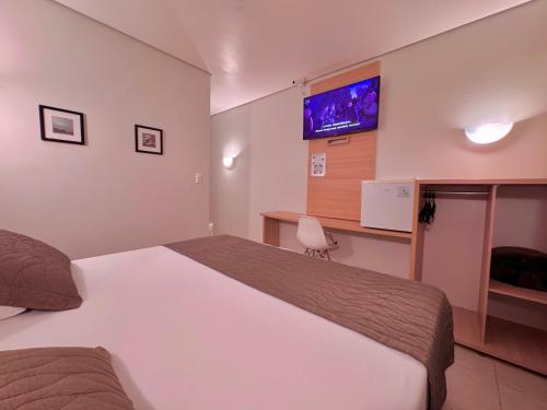 1 king bed, 1 twin bed