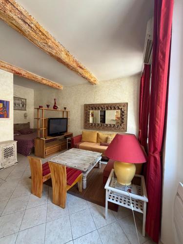 Studio Provencal situé sur le port de Saint-Tropez
