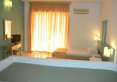 Studio with Pool View (2-3 adults) image 9