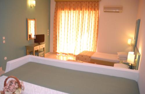 Studio with Pool View (2-3 adults) image 5