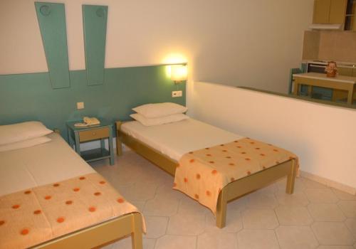 Studio with Pool View (2-3 adults) image 4