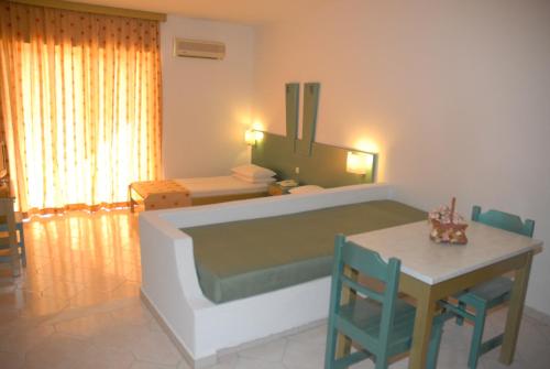 Studio with Pool View (2-3 adults) image 7