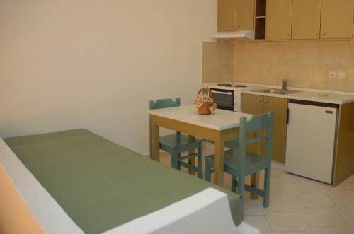 Studio with Pool View (2-3 adults) image 10