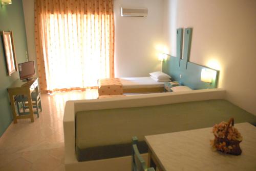 Studio with Pool View (2-3 adults) image 1