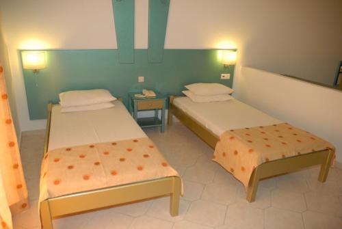 Studio with Pool View (2-3 adults) image 6