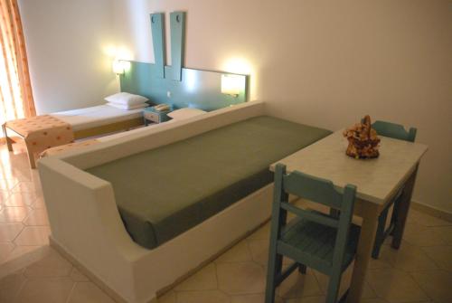 Studio with Pool View (2-3 adults) image 3