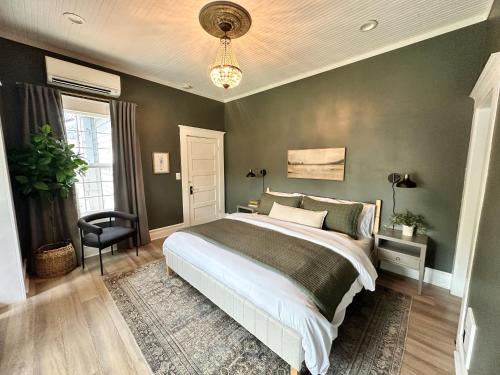 . Historic 4BR, Walk Downtown with Large Yard & Deck
