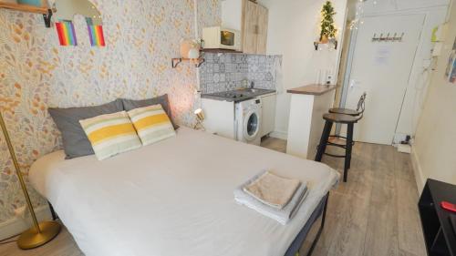 4 Stylish studio in Paris near République Metro