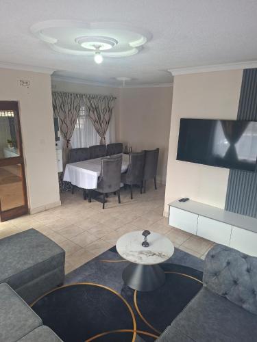 ทัศนียภาพภายนอกโรงแรม, Home away from home in Sunway City, opposite Zimre Park Ruwa in รูวา