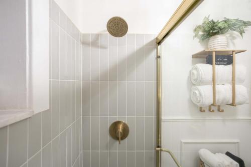 Darling Downtown Renovated Historic Condo Walkable - image 2