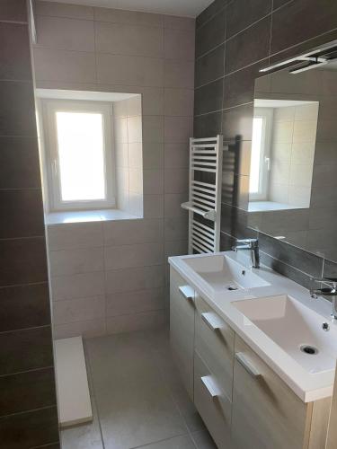 Bathroom, Maison familiale tout confort aux portes de Nantes in Le Loroux-Bottereau