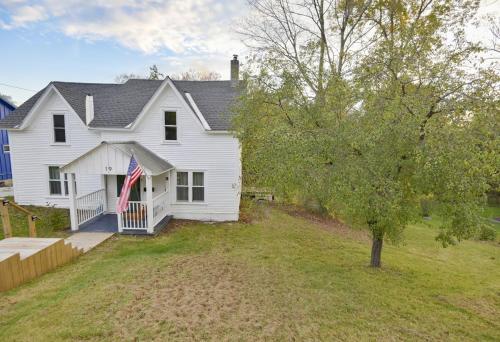 Cute, Renovated Home on River, Walk to Downtown in Brendona (VT)