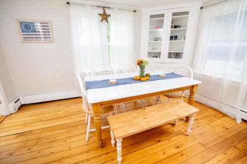 Cute, Renovated Home on River, Walk to Downtown in Brendona (VT)