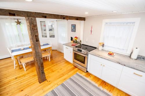 Cute, Renovated Home on River, Walk to Downtown in Brendona (VT)