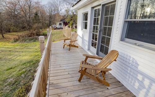Cute, Renovated Home on River, Walk to Downtown in Brendona (VT)