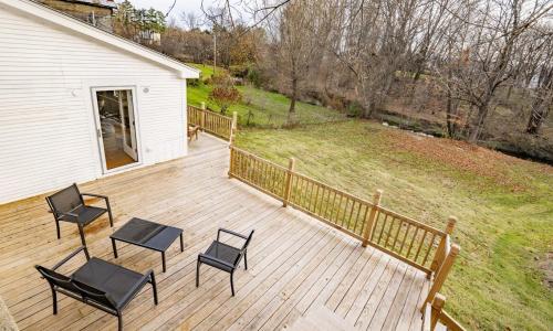 Cute, Renovated Home on River, Walk to Downtown in Brendona (VT)
