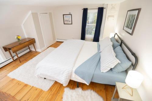 Cute, Renovated Home on River, Walk to Downtown in Brendona (VT)