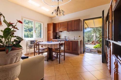 Casa LUCI con piscina privata tra Mare e Ulivi in Praelo