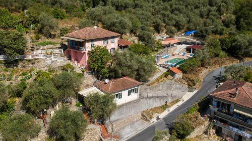 Casa LUCI con piscina privata tra Mare e Ulivi in Praelo