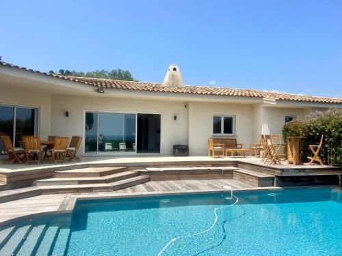 4-bedroom villa with pool and sea view