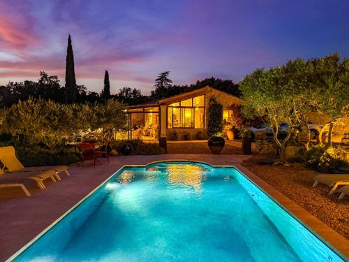Mas provençal avec piscine à 10 minutes à pieds du village de Gordes