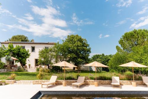 Mas provençal dans un écrin de verdure