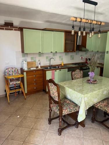 Romantic Farmhouse with Fireplace and Hot Tub in Castellero