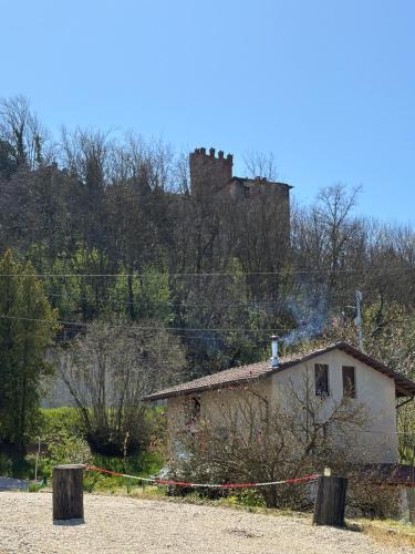 Romantic Farmhouse with Fireplace and Hot Tub in Castellero
