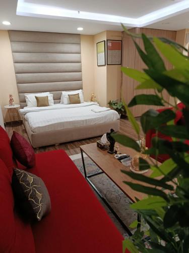 Experience The Art of Luxury living in Gold Crest Mall DHA Lahore - image 4