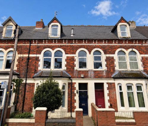 Stylish modern apartment near the city centre with nearby off-road parking