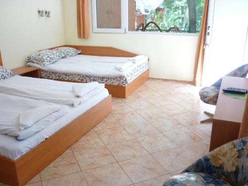 1 queen bed, 2 twin beds
