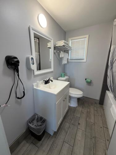 Chaplin Inn & Suites - image 12